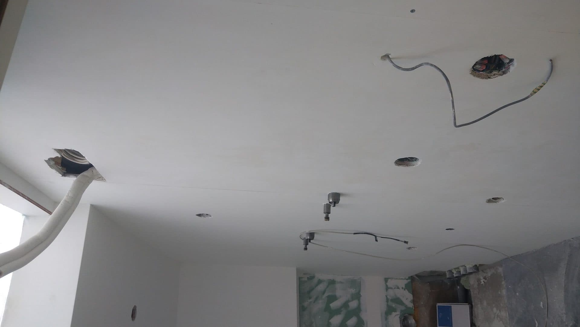 Plafondverf aanbrengen in woonkamer