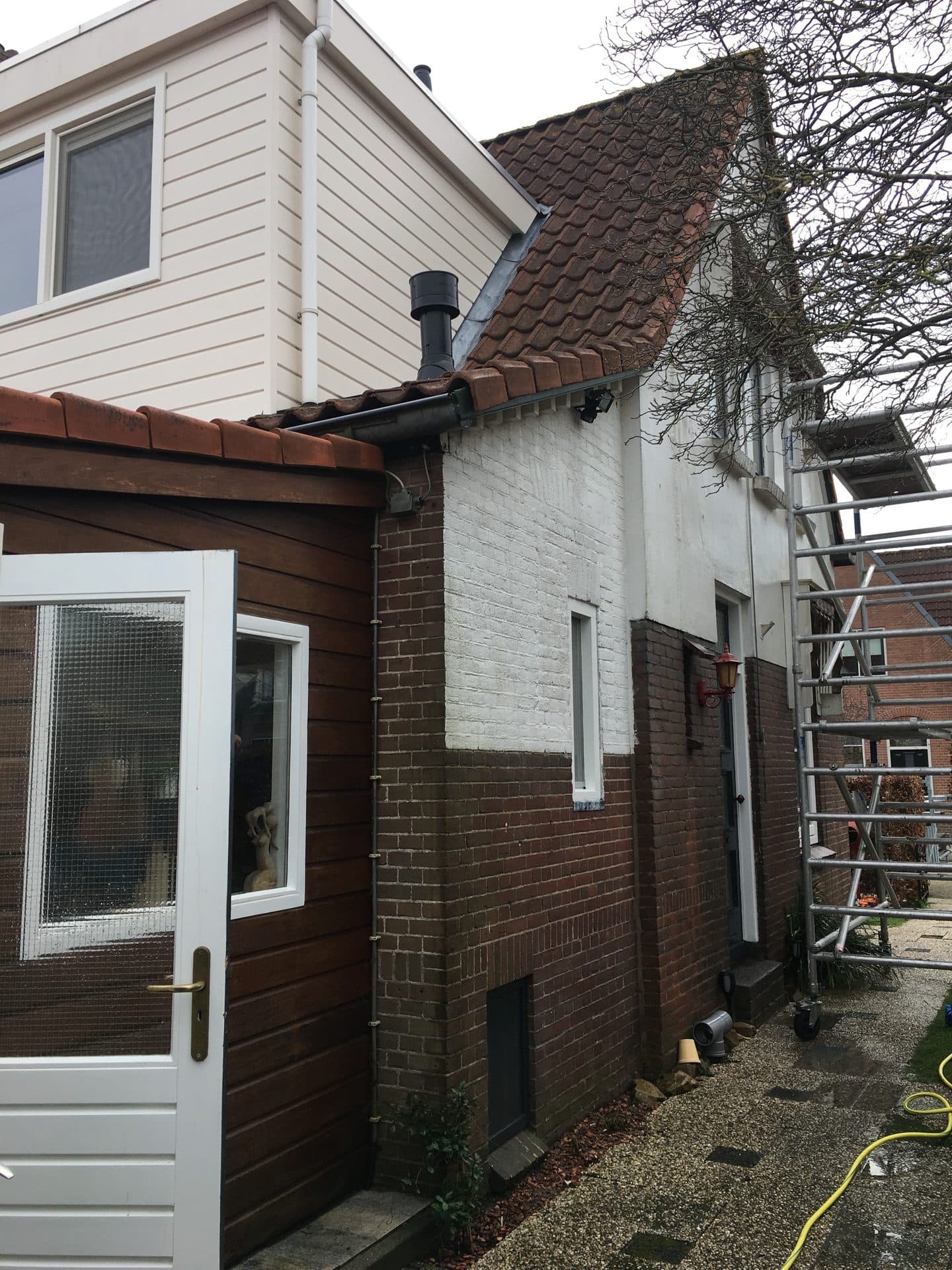 Buitenschilderwerk met dakgoot en dakkapel